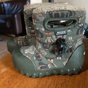 Bogs - size 5 - winter snow boot